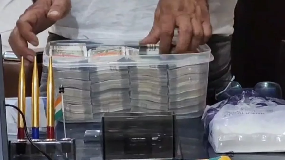 दवा कारोबारी लाया 1 करोड़ की रिश्वत... 3 बैग में भरी रकम भी इंस्पेक्टर का ईमान नहीं डिगा सकी, मशीन से गिने नोट
