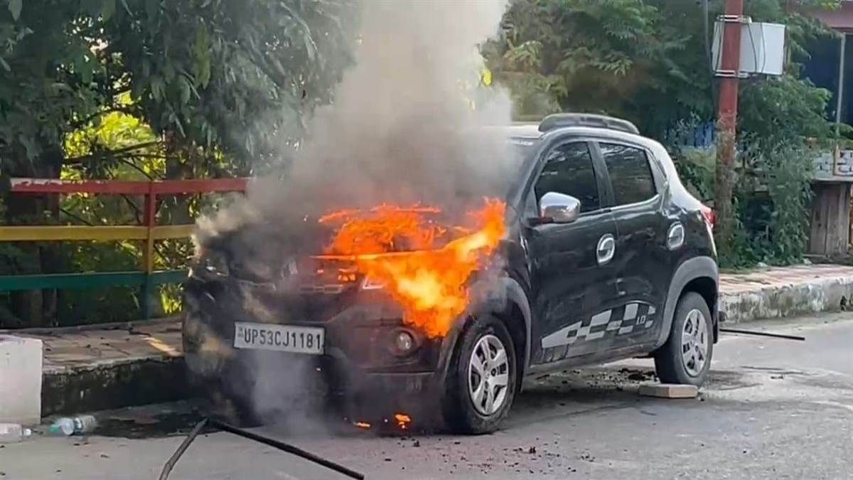 https://www.jagranimages.com/images/newimg/24082025/24_08_2025-carfire_24023118.jpg