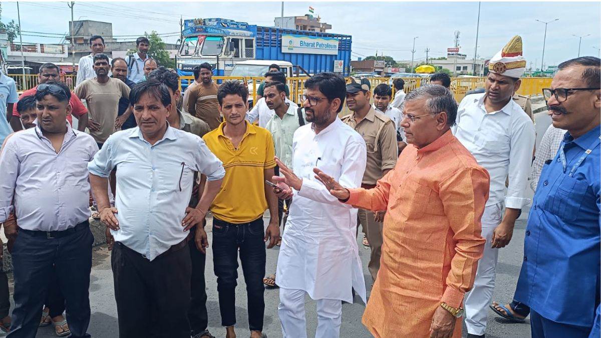 https://www.jagranimages.com/images/newimg/24082025/24_08_2025-dharmpal_singh_on_accident_spot_24023255.jpg
