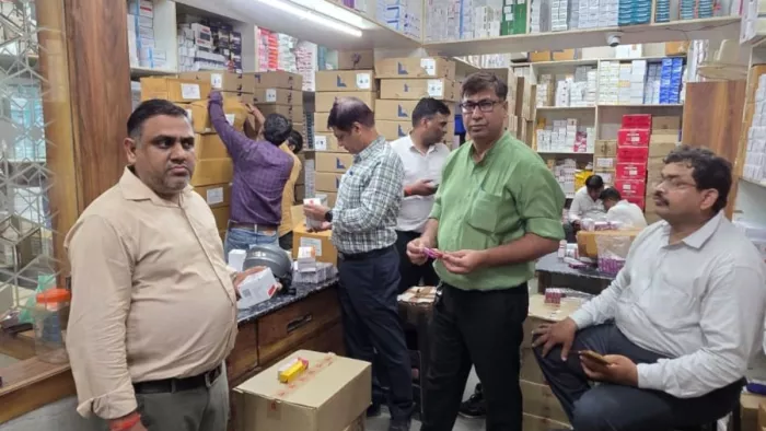 आगरा में दवा की दुकान पर छानबीन करती औषधि विभाग की टीम।