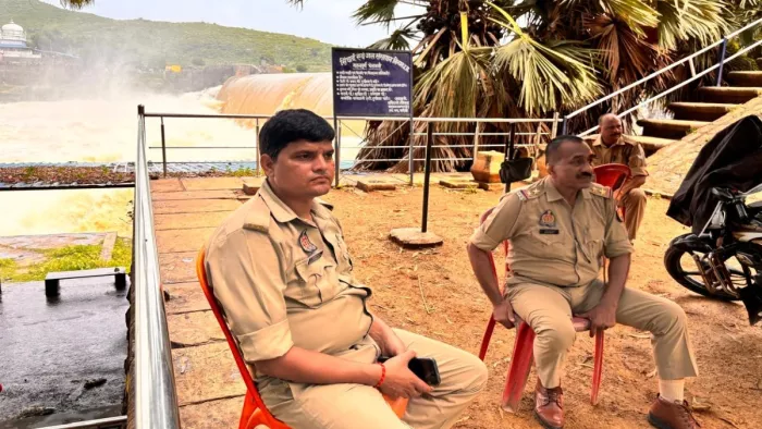 प्रशासन बाढ़ पीड़ितों की मदद कर रहा है और सुरक्षा व्यवस्था पर ध्यान दे रहा है।