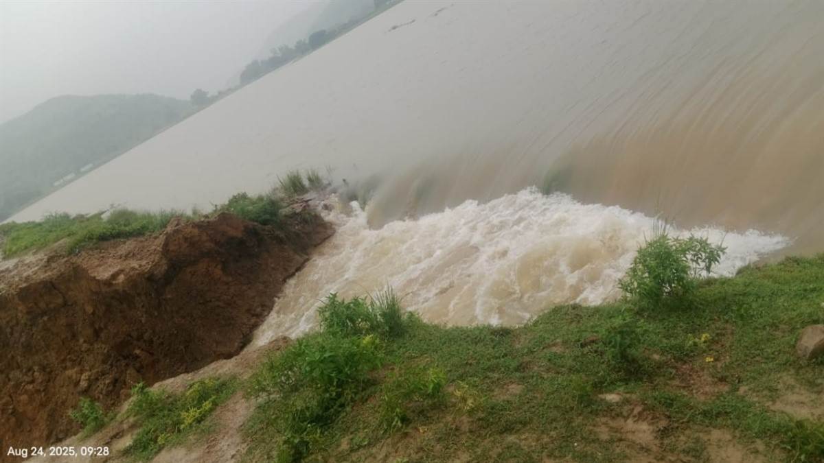 https://www.jagranimages.com/images/newimg/24082025/24_08_2025-flood_24023378.jpg