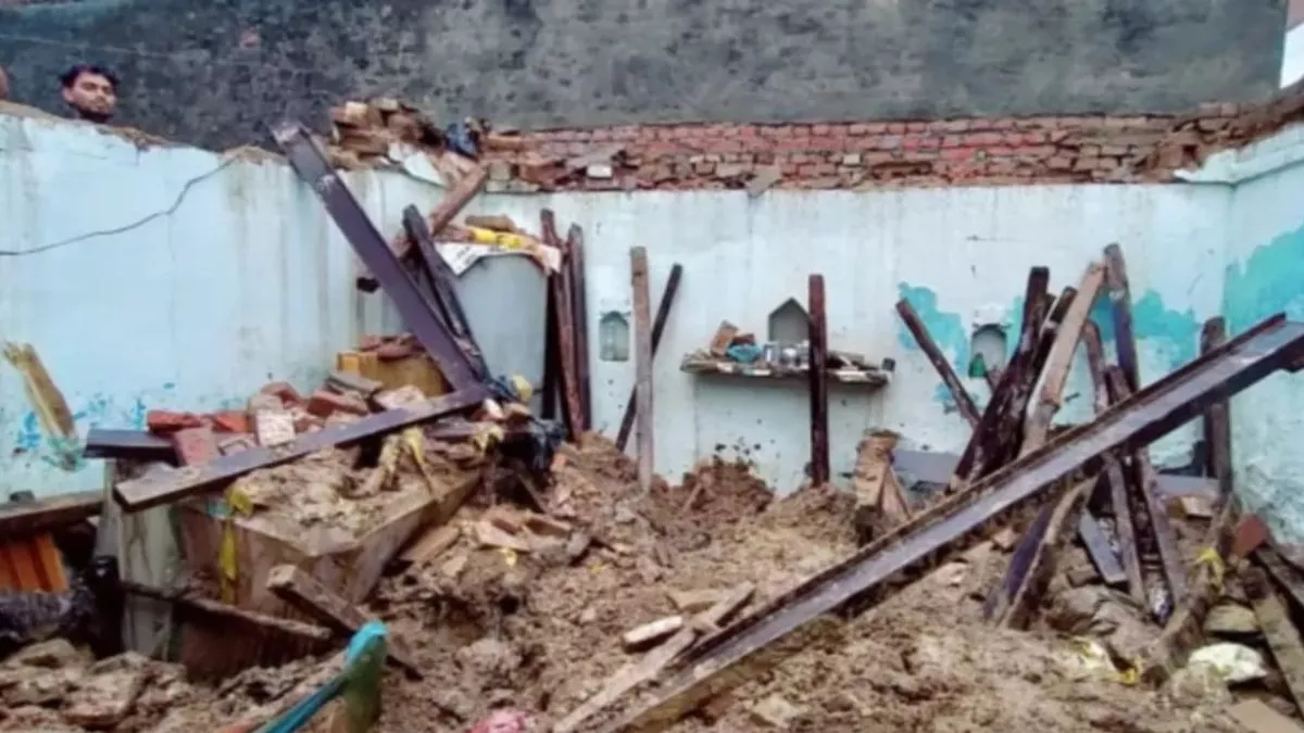 Kupwara Roof Collapse: जम्मू-कश्मीर के कुपवाड़ा में दर्दनाक हादसा, धार्मिक सभा के दौरान छत गिरने से 30 महिलाएं घायल