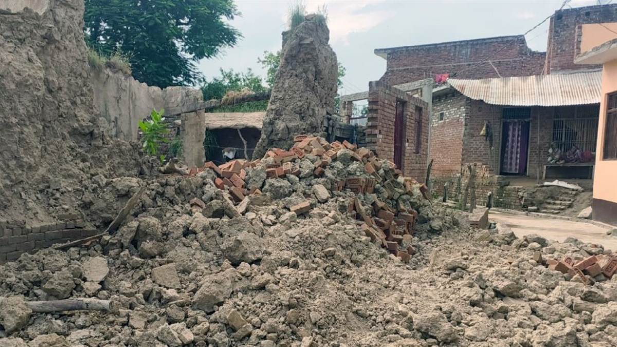https://www.jagranimages.com/images/newimg/24082025/24_08_2025-kannouj_wall_collapse_24023710_193150979.jpg