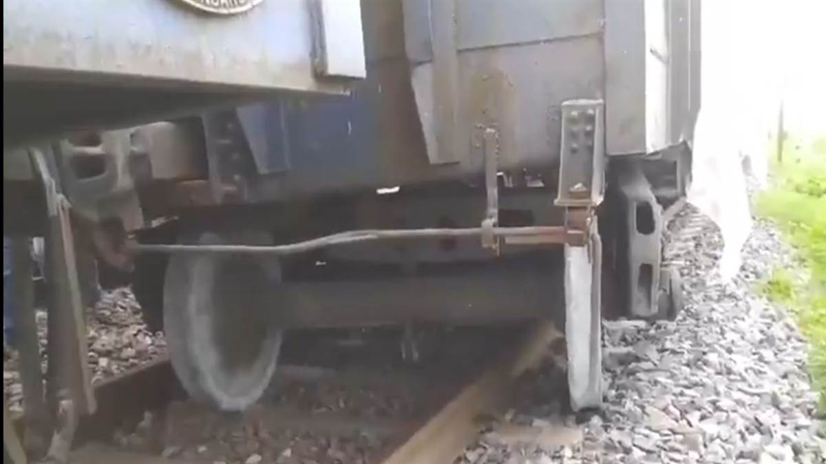 https://www.jagranimages.com/images/newimg/24082025/24_08_2025-kanpur_train_accident_24023764_19657675.jpg