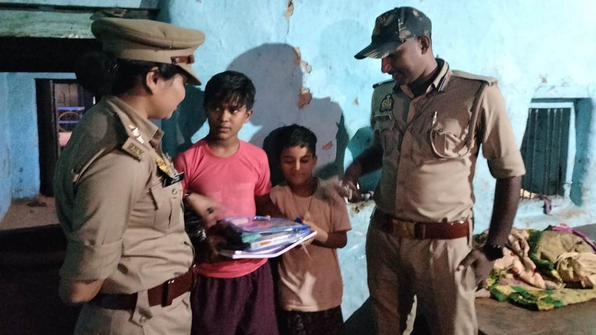 https://www.jagranimages.com/images/newimg/24082025/24_08_2025-kaushambi_police_24023510.jpg