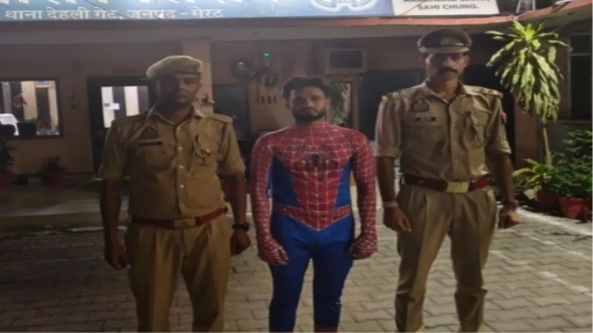 'स्पाइडर मैन' को घंटाघर की दीवार पर खड़े होकर स्टंट करते देख लोग रह गए हैरान, फ‍िर UP पुलि‍स ने लि‍या एक्‍शन