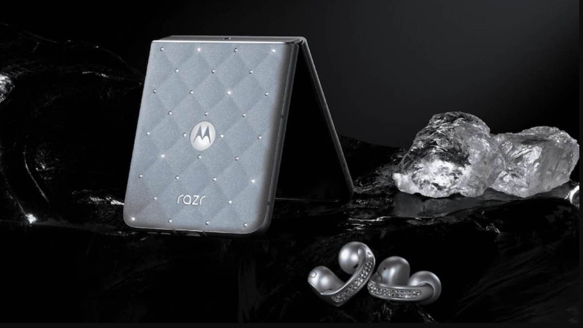 https://www.jagranimages.com/images/newimg/24082025/24_08_2025-motorola_razr_60_moto_buds_loop_brilliant_collection_24022688.jpg