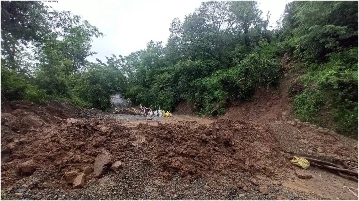 फर्शी खड्ड में बाढ़ पठानकोट-चंबा राष्ट्रीय राजमार्ग अवरुद्ध,  लोगों को हुई परेशानी