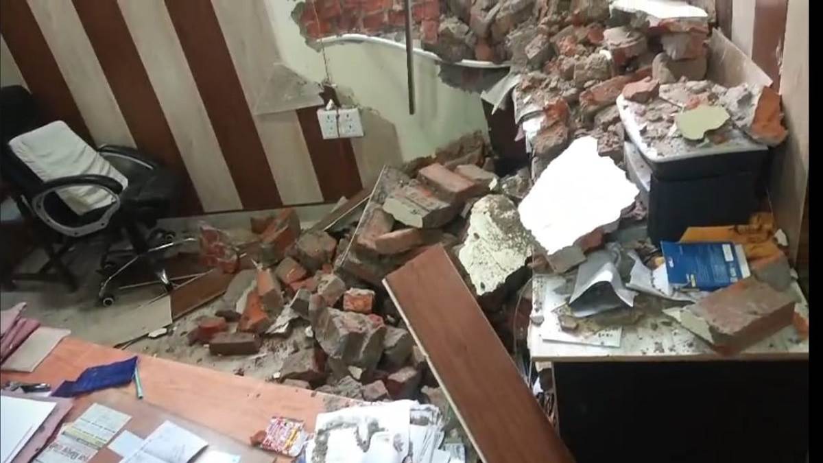 https://www.jagranimages.com/images/newimg/24082025/24_08_2025-pratapgarh_accident_24023322.jpg