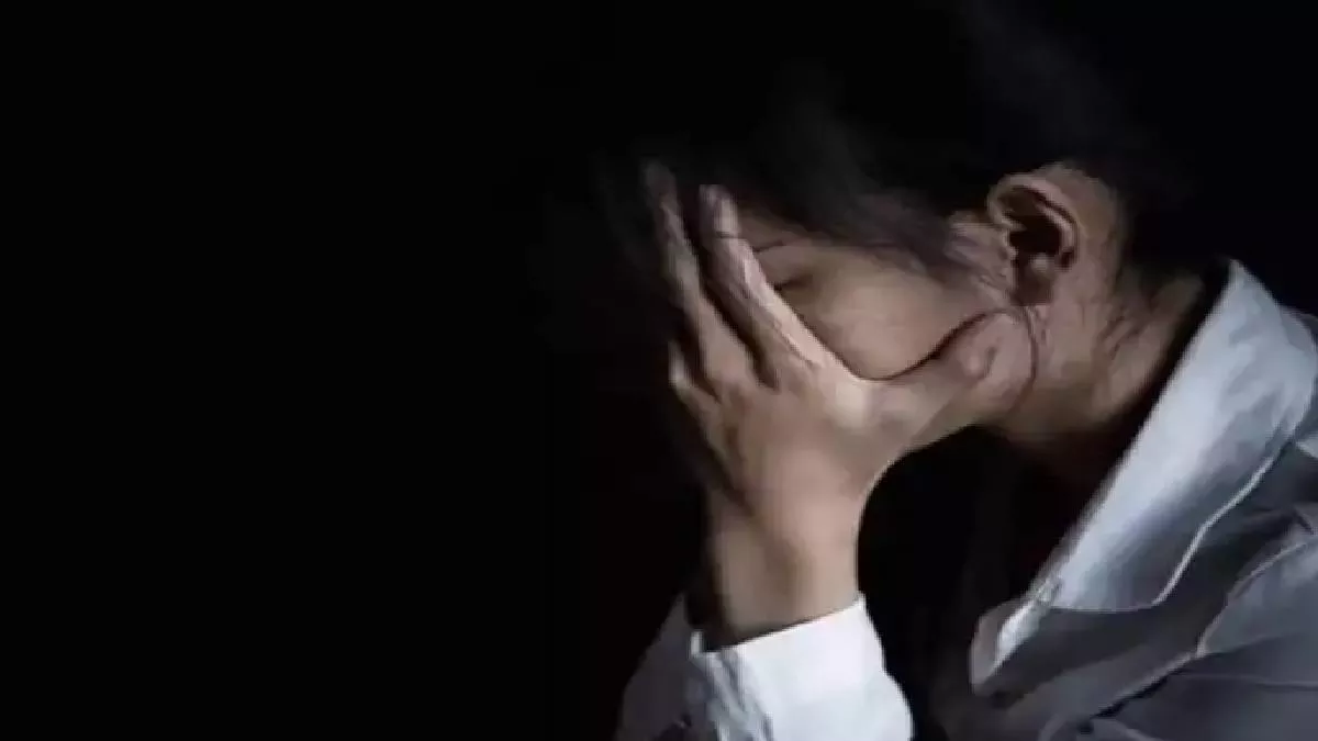 युवती की बनाई अश्लील वीडियो, ब्लैकमेल कर बनाए शारीरिक संबंध; तीन नामजद