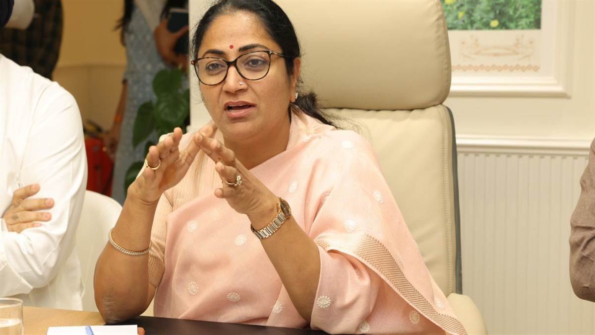 https://www.jagranimages.com/images/newimg/24082025/24_08_2025-rekha_gupta_11_24023160.jpg