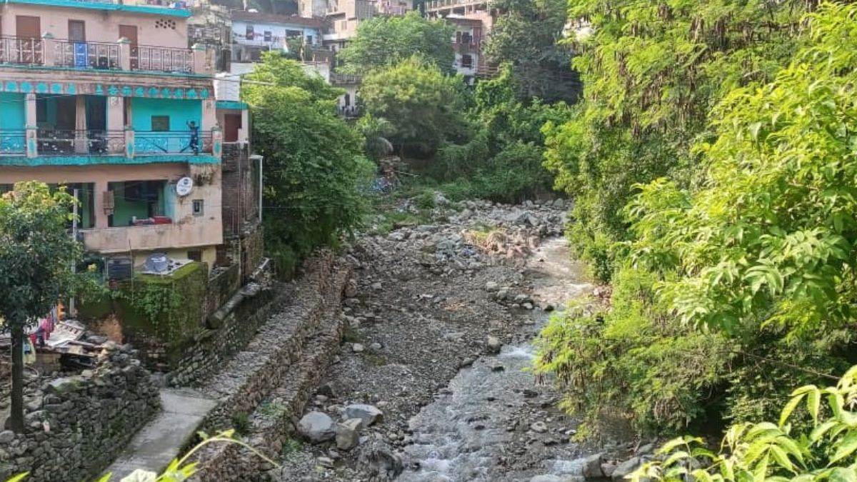 https://www.jagranimages.com/images/newimg/24082025/24_08_2025-solan_river_construction_24023387.jpg