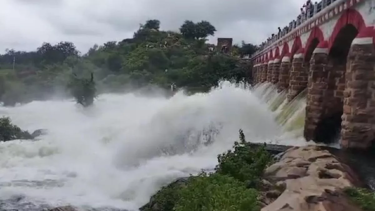 सोनभद्र में बाढ़ का खतरा! धंधरौल बांध के 12, कनहर व नगवां के तीन-तीन फाटक खुले; जिले में अलर्ट