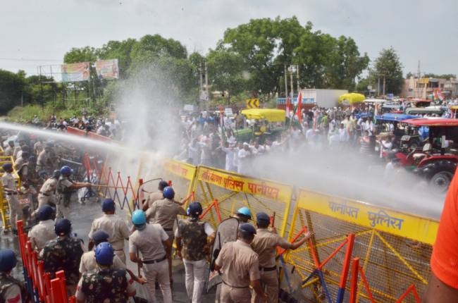 दिल्ली कूच कर रहे कांग्रेस कार्यकर्ताओं को पानी की बौछार कर रोका