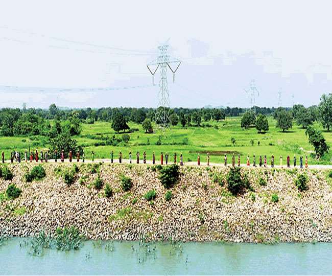 छतरपुर में महिलाओं द्वारा तैयार किया गया लघु बांध। नईदुनिया