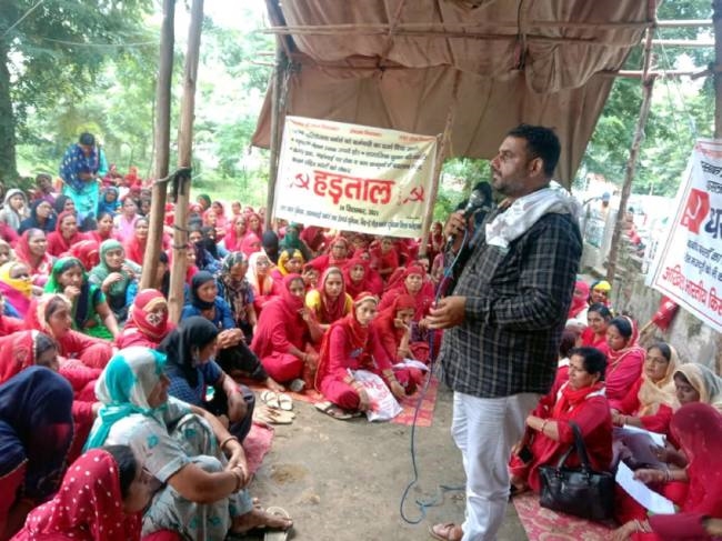 मांगों को लेकर हड़ताल पर रहीं कर्मचारी, डीसी कार्यालय पर दिया धरना