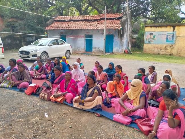 सेविका-सहायिका ने कर्मचारी का दर्जा देने की मांग पर प्रदर्शन