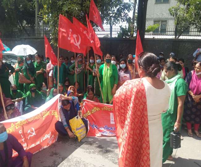 उत्तराखंड: आंगनबाड़ी कार्यकर्त्ताओं और भोजनमाताओं ने किया सचिवालय कूच, दी ये चेतावनी।