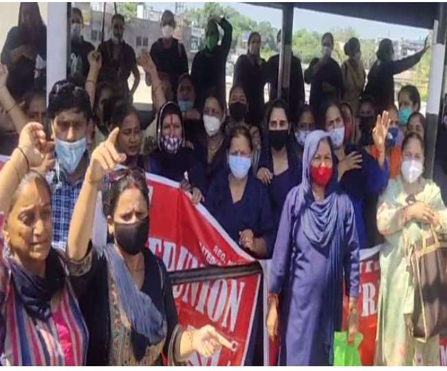 अपनी जान जोखिम में डाली लेकिन सरकार उनकी सेवाओं का सम्मान नहीं कर रही।