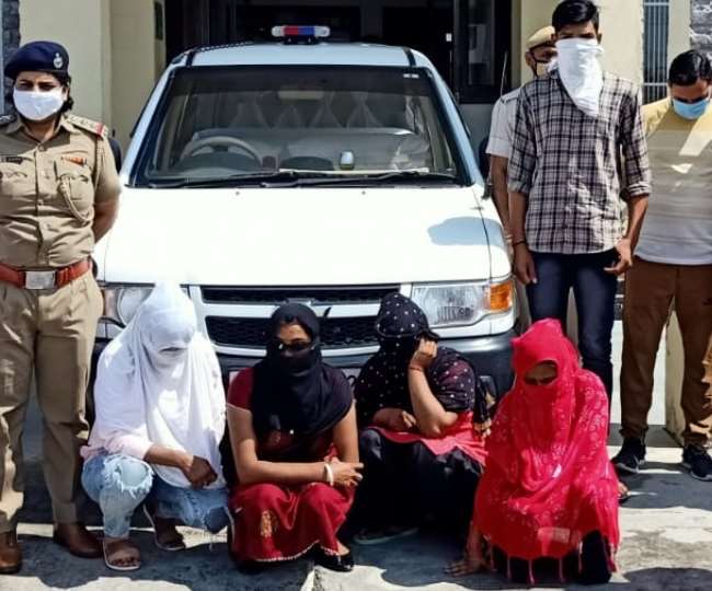 जींद में देह व्‍यापार मामले में गिरफ्तार युवतियां।