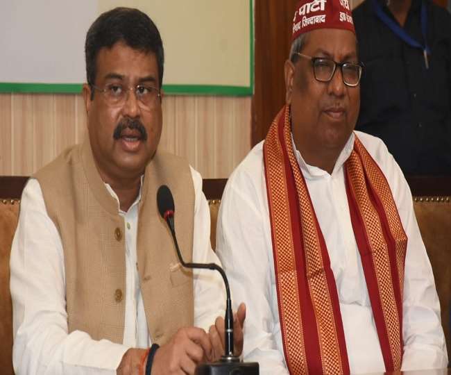 भारतीय जनता पार्टी के प्रभारी धर्मेन्द्र प्रधान के साथ निषाद पार्टी के राष्ट्रीय अध्यक्ष डॉ संजय कुमार निषाद