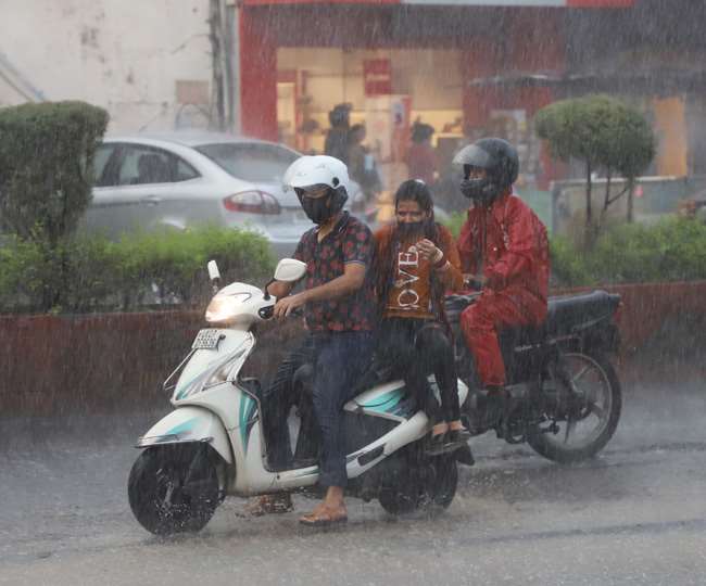 मौसम विभाग के अनुसार, फिलहाल अगले कुछ दिन तक प्रदेश में तेज बारिश रहने की आशंका है।