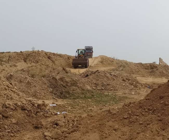 the enchantment of the officers coming out in the inner ring road of agra passed the land away from the road