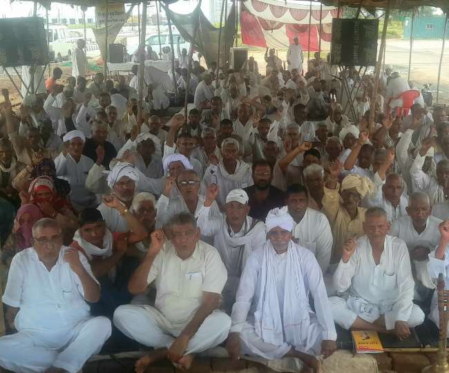 चरखी दादरी के कितलाना टोल पर धरने पर बैठे किसान।