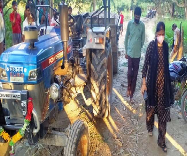 मधुबनी में ट्रैक्टर जब्त करतीं एसडीओ बेबी कुमारी। जागरण