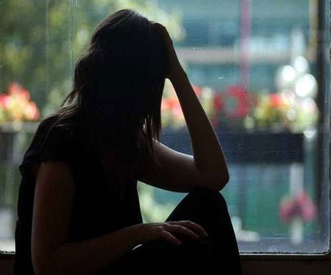 ncr 2 crore fine will be given for wrongly cutting hair of the model in the salon of a famous hotel in delhi