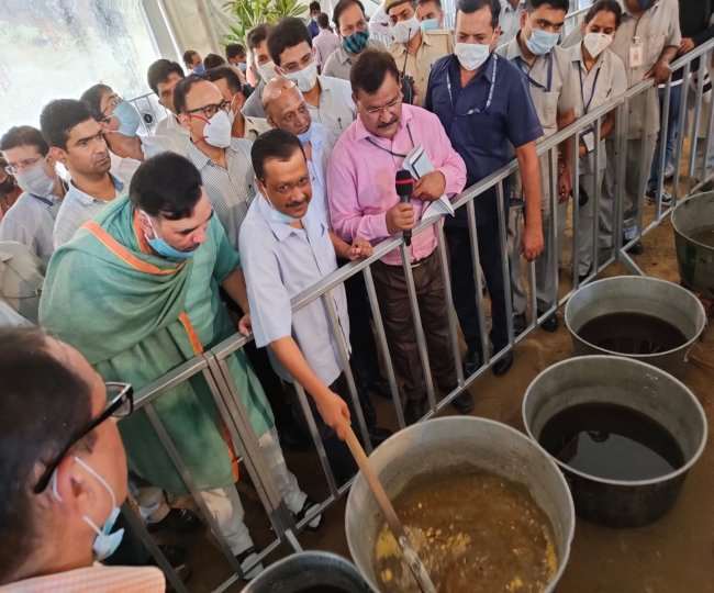 दिल्ली के सीएम केजरीवाल ने किया डी कंपोजर घोल के निर्माण की प्रक्रिया का शुभारंभ