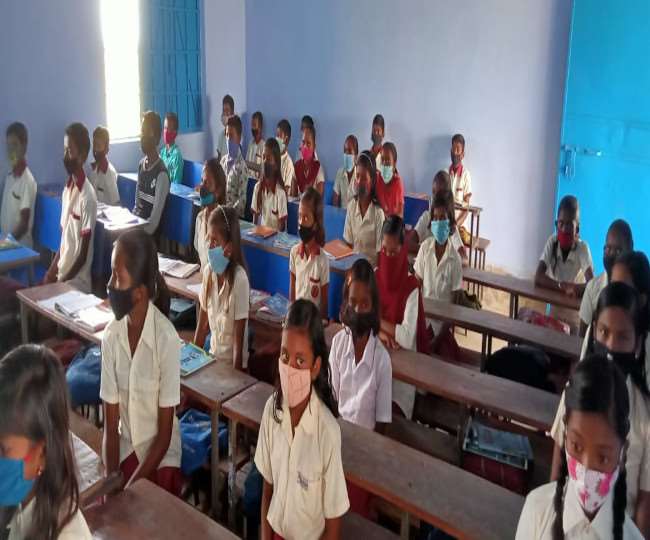 ईचागढ़ के मध्य विद्यालय सालुकडीह में कक्षा में उपस्थित बच्चे।