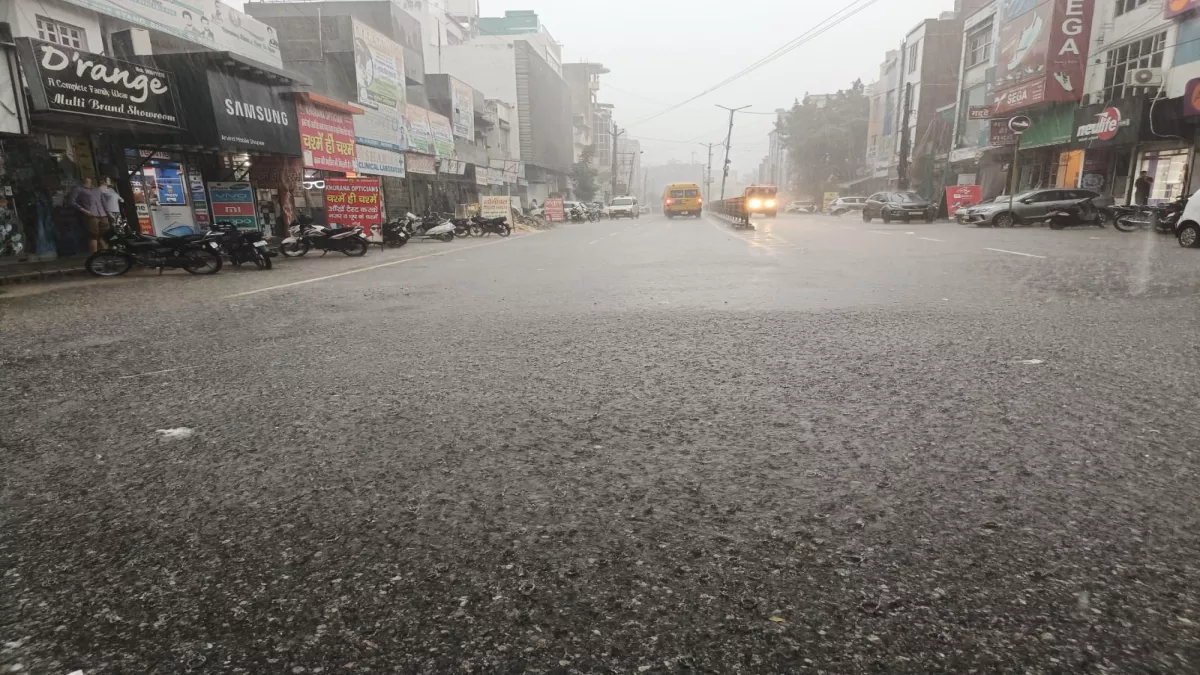 Sonipat News: वर्षा में बह गईं शहर की सड़कें, गड्ढों में फंस रहे वाहन