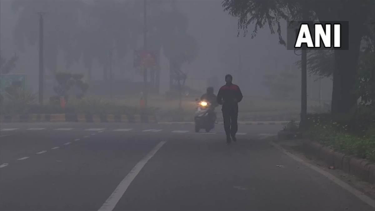 Delhi Pollution: दिल्ली नगर निगम ने 11 एंटी स्माग गन विभिन्न स्थानों पर तैनात की हैं।