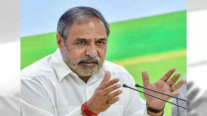 पार्टी के असंतुष्ट खेमे के वरिष्ठ नेता आनंद शर्मा