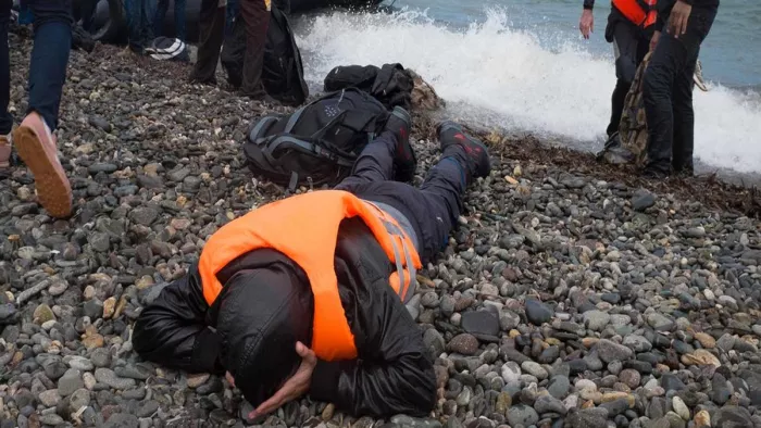 सुखद भविष्‍य के लिए यूरोप की राह पकड़ने वालों के लिए भूमध्‍य सागर फिर बना काल, नाव डूबने से 71 की मौत