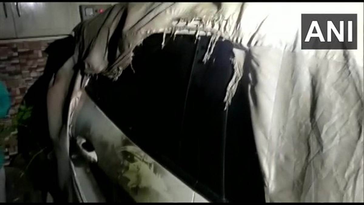 बॉटल बम हमले में क्षतिग्रस्त हुई कार