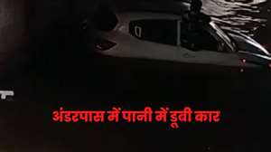 Agra News: आगरा के प्रकाशनगर में रेलवे अंडरपास में पानी में डूबी कार।