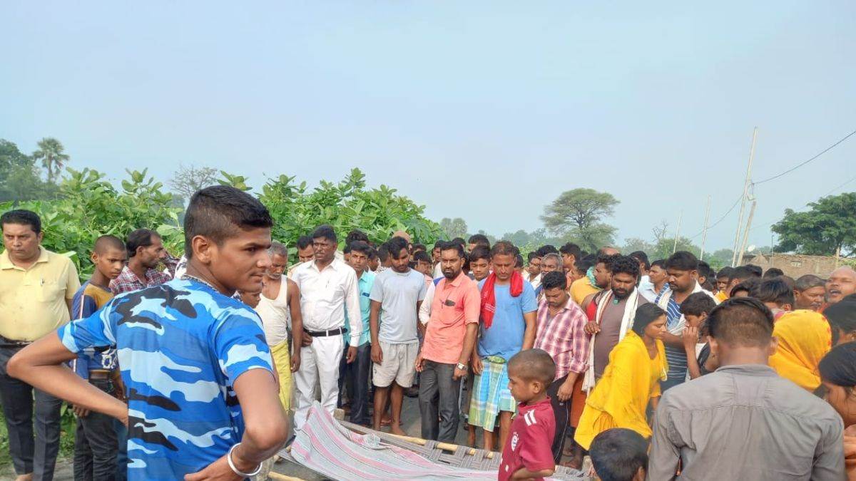 chhapra saran news 4 people in panapur were trampled by a pickup vehicle two died on the spot
