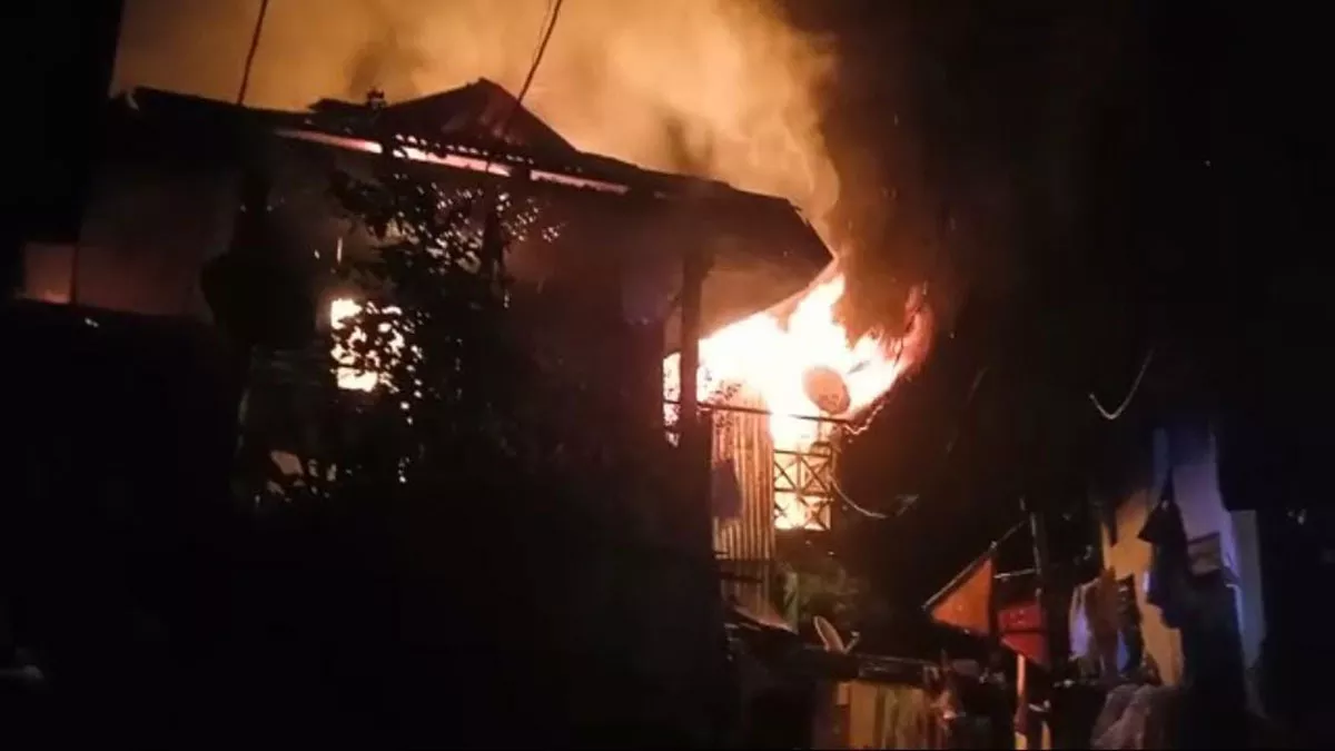 कालचीनी में आठ सिलिंडर फटने से दहशत, लगी भयंकर आग, 10 घर तबाह