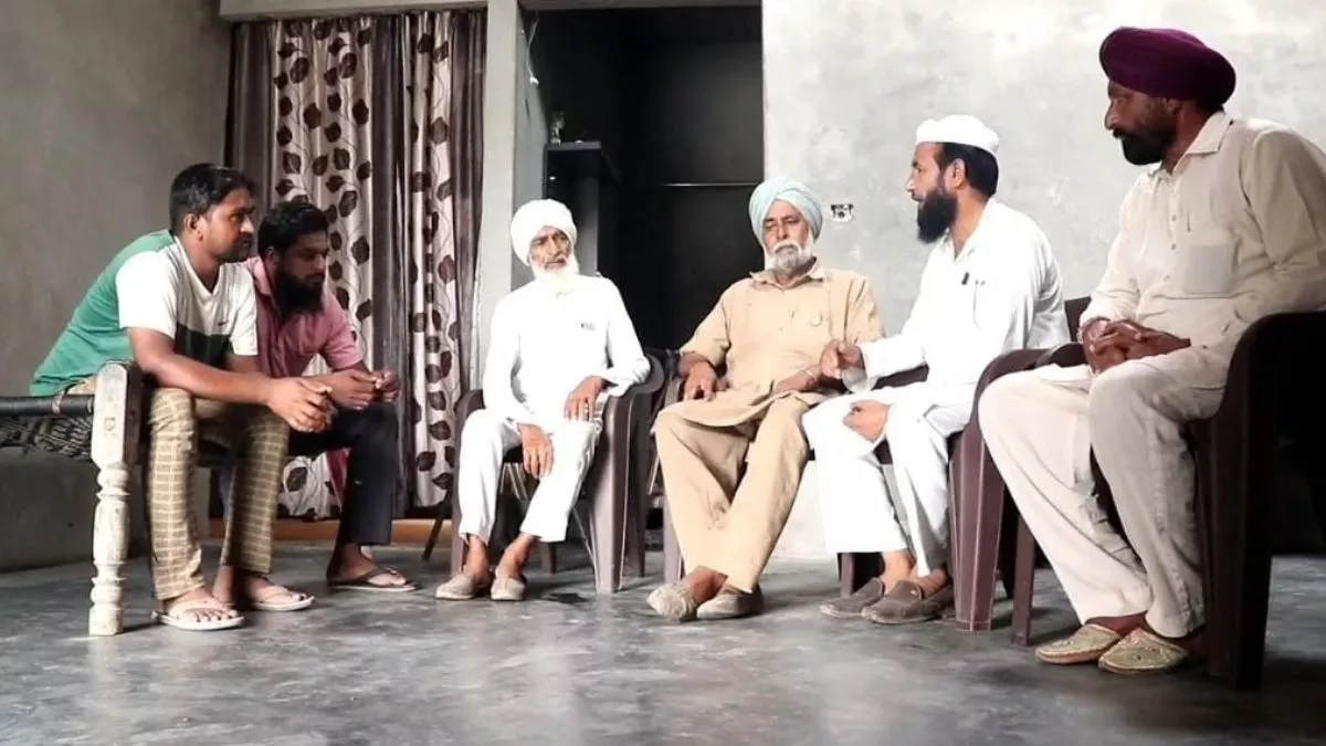 गांव में मस्जिद बनाने के लिए जमीन दान में देने वाला परिवार जानकारी देते हुए। जागरण
