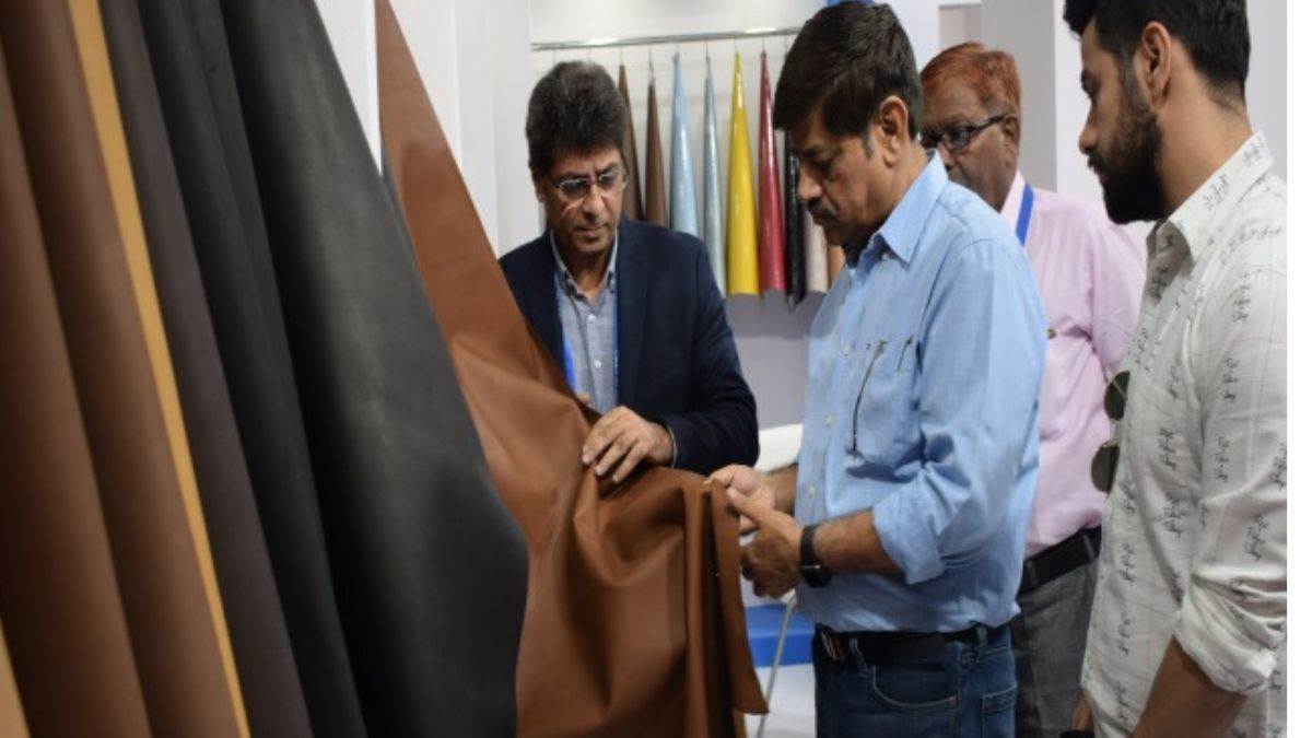 Meet At Agra: 4000 करोड़ का लक्ष्य लेकर चल रही आगरा की फुटवियर इंडस्ट्री,  आएंगी देशी−विदेशी कंपनियां - Meet At Agra footwear industry of Agra is  running with a target of 4000