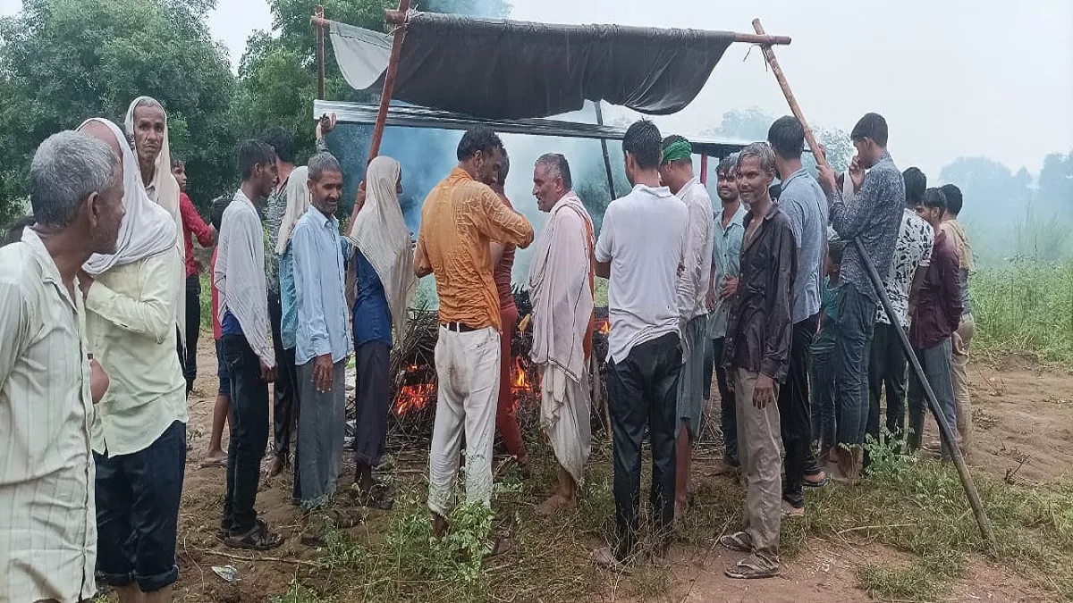 Haryana: शमशान में नहीं टीन शेड, बारिश से बचने के लिए तिरपाल तानकर किया अंतिम संस्कार
