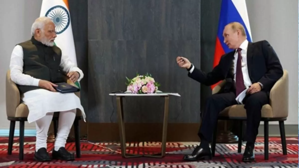 रूसी राष्‍ट्रपति व्‍लादिमीर पुतिन से वार्ता करते पीएम मोदी