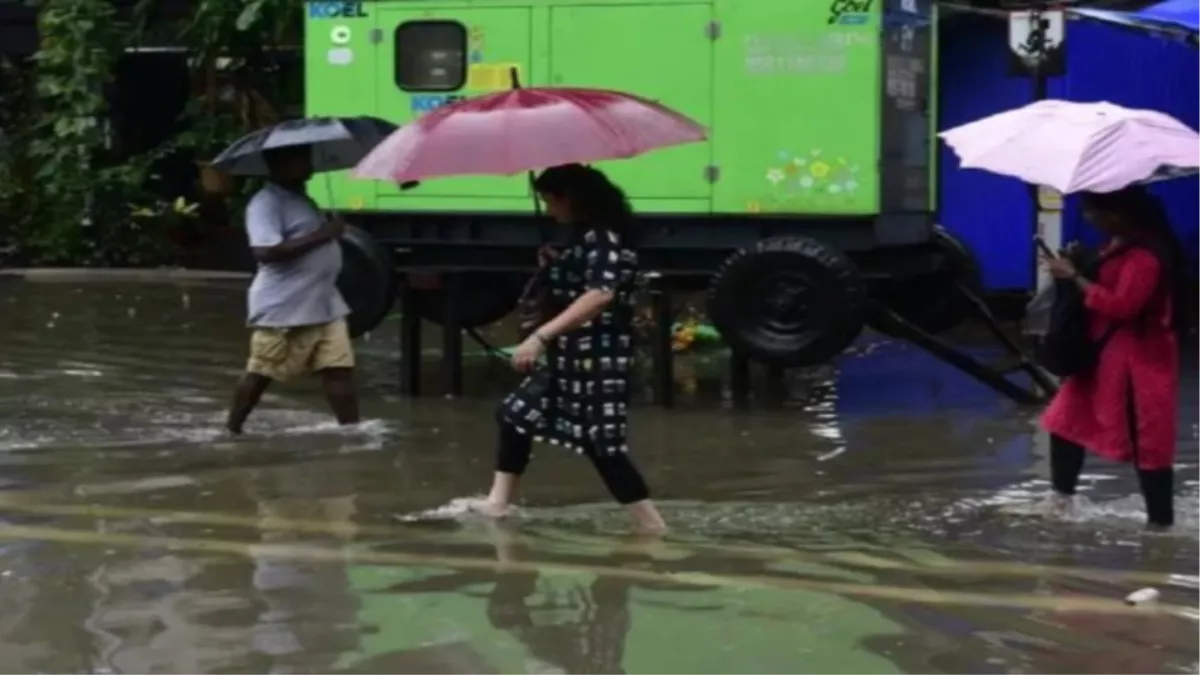 Mumbai Rains: मुंबई में भारी बारिश के बावजूद, परिवहन सेवा सामान्‍य, IMD ने जारी किया नया अलर्ट