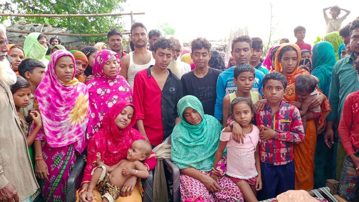 https://www.jagranimages.com/images/newimg/24092022/24_09_2022-pakur_fire_at_house_23094422.jpg