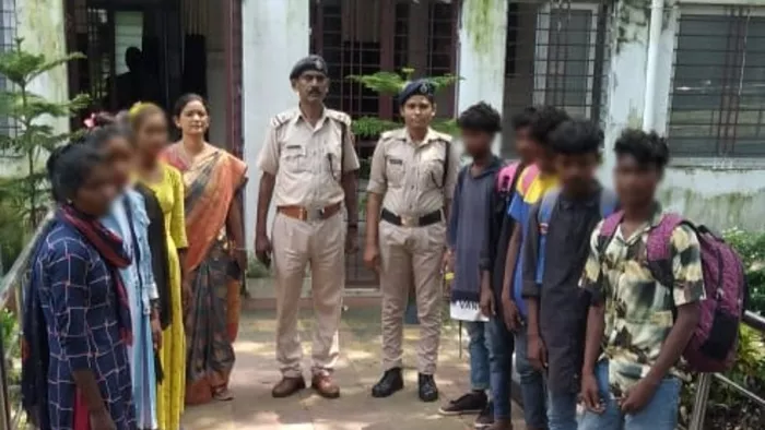 मानव तस्करों के चंगुल से मुक्त कराये गये बच्चे।