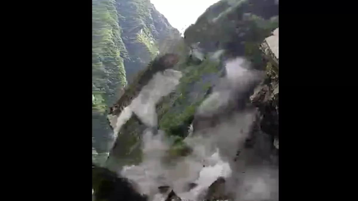 Video: पिथौरागढ़ में दरका भारी भरकम पहाड़, सामने आया दिल दहला देने वाला वीडियो, काली नदी का प्रवाह भी रुका