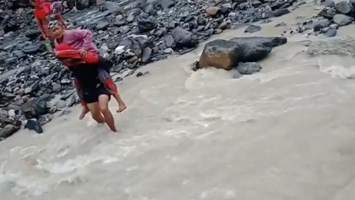 Video: पिथौरागढ़: पुल नहीं होने से मां को पीठ पर ढोकर अस्पताल पहुंचा बेटा, जीवन खतरे में डाल पार की उफनाई नदी